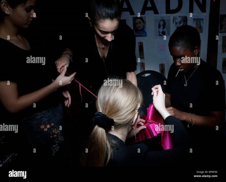 1 Londra Inghilterra 17 Febbraio Un Modello Nei Capelli E Make Up Backstage Davanti Alla Kristian Aadnevik Visualizza Durante La London Fashion Week Autunno Inverno 2019 Rp4p30 1
